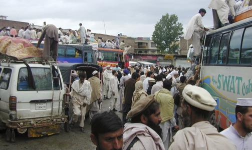 FLYKTNINGER: Flere tusen mennesker ble internt fordrevne under kampene mellom den pakistanske h�ren og Taliban. Foto: REUTERS