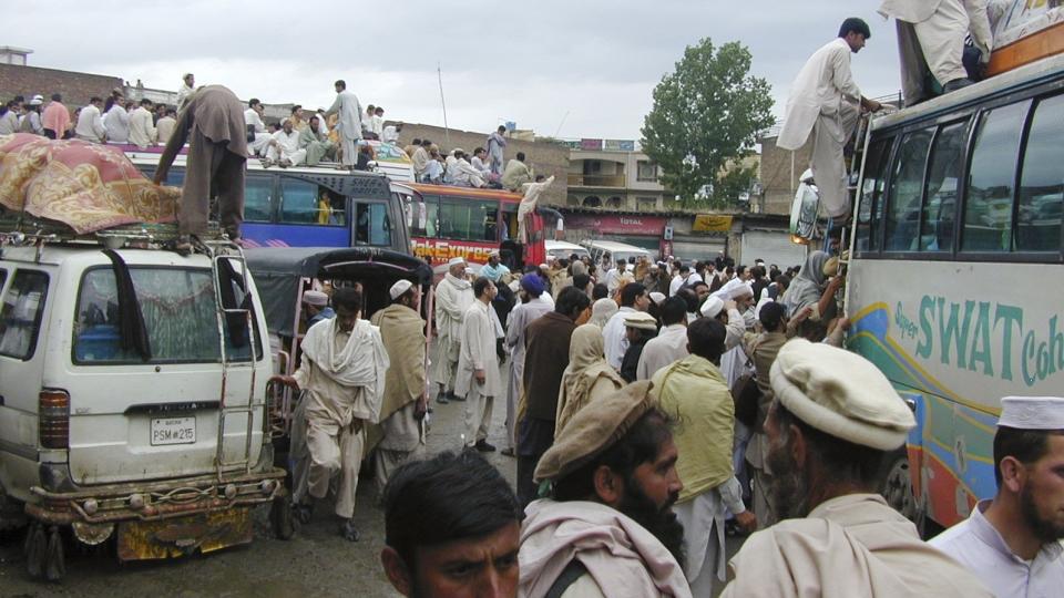 R�MMER: Folk samler seg p� en busstasjon i Mingora, Swat-dalens st�rste by. Titusener av mennesker har de siste dagene forlatt byen i frykt for � bli rammet av kampene mellom Taliban og regjeringen. Foto: REUTERS/ SCANPIX