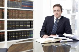 VIL STRAFFE MILJ�FORBRYTERE: - M�let v�rt er � f� i stand en internasjonal domsstol i l�pet av de neste tre til fem �ra, sier en av intiativtakerne, h�yestrettsadvokat Philip Riches.