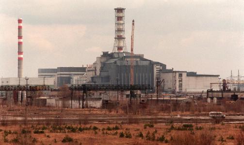 TSJERNOBYL: Sarkofagen over reaktor fire ved Tsjernobyl-kraftverket som eksploderte 26. april 1986, st�r fortsatt som et dystert monument over verdens til n� verste sivile atomkatastrofe. Philip Riches trekker frem Tjsernobyl-ulykken som et eksempel p� hvordan milj�katastrofer p�virker milj� og mennesker. (NTB-foto: Aleksander Nordahl)
