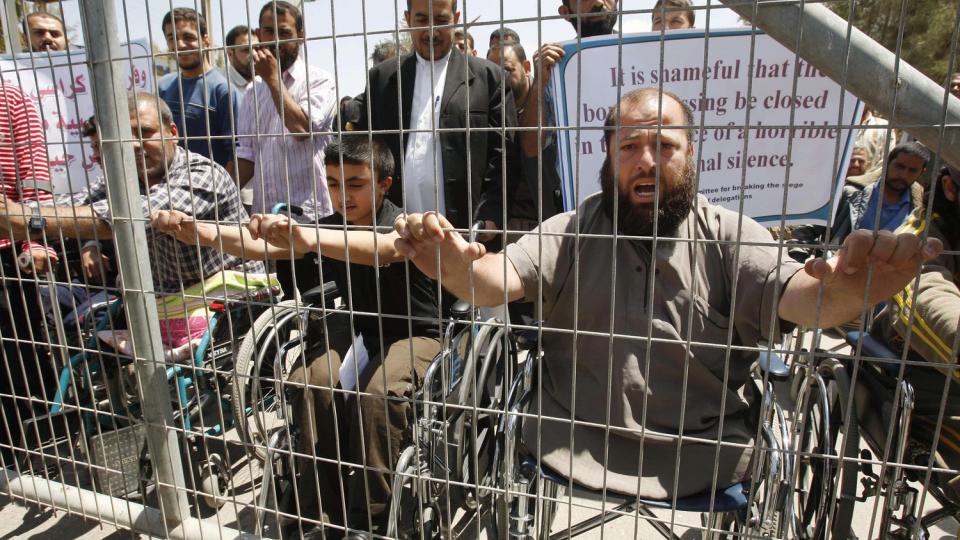 INNESTENGT: Palestinske handikappede demonstranter var samlet foran grensa mellom Rafah og Egypt for to dager siden. Demonstrantene viste sin motstand til den israelske blokaden av Gaza, som n� ogs� stengte ute en norsk delegasjon. Foto: Ibraheem Abu Mustafa/Reuters/Scanpix