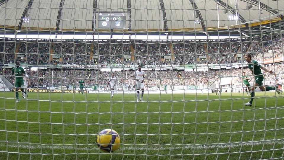 OVERRASKELSE: Her scorer Wolsburg-spiss Edin Dzeko (t.h) mot Hoffenheim l�rdag. De gr�nne leder bundesligaen. Foto: REUTERS/Christian Charisius