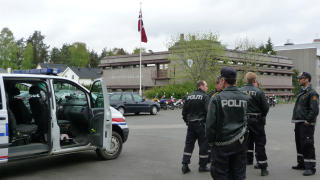 BOMBETRUSSEL: Politiet evakuerte Eiker videreg�ende skole i dag etter en innringt bombetrussel. (FOTO: Tor Keiser)