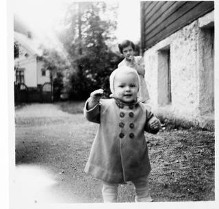 Etter krigen: Nina ble f�dt i 1943, men krigen og angsten
kom til � prege hele oppveksten hennes.