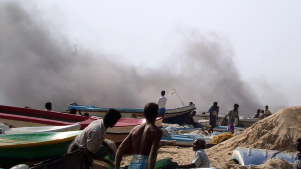 DRAMATISK: Bildet er levert av LTTE-st�ttespillere, og viser angivelig dramaet og flyktende sivile under beskytning fra Sri Lankiske regjeringsstyrker. AFP PHOTO/HO/TAMILNET/SCANPIX