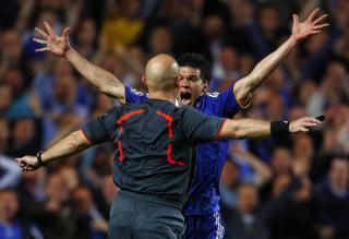 SINNE OG MORO: Tom Henning �vreb�s flukt fra Michael Ballack har samtidig blitt en internettfarsott. Foto: SCANPIX/REUTERS/Eddie Keogh