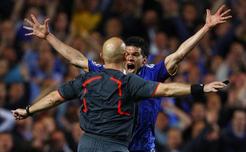 I HARDT V�R: Tom Henning �vreb� fikk neppe noen nye venner i Michael Ballack og Chelsea-spillerne etter onsdagens semifinale i Champions League.Foto: SCANPIX/REUTERS/Eddie Keogh