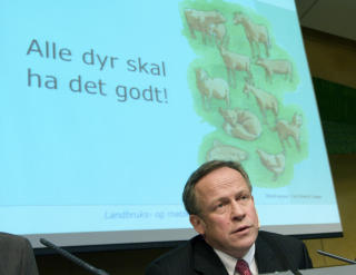  BREOLIGET:  Landbruksminister Lars Peder Brekk er ikke lenger bekymret for at slakteriene tar lett p� hygienen. Men myndighetene har ikke et eneste spor av smittekilden til den nye, farlige E.coli-bakterien. Foto: Morten Holm, Scanpix.