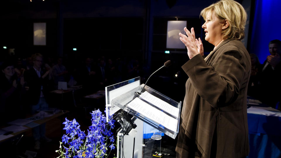 JUBEL: Partileder Erna Solberg mottok st�ende applaus flere ganger under sin �pningstale p� H�yres landsm�te i Oslo i ettermiddag. I etterkant h�ster hun enstemmig fos fra h�yres delegater. FOTO: SCANPIX