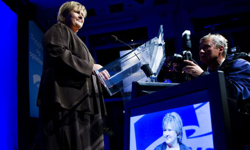 �PNET MED ANGREP P� JENS:Partileder Erna Solberg under sin �pningstale p� H�yres landsm�te i Oslo fredag.
Foto: Cornelius Poppe / SCANPIX