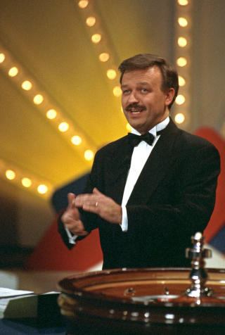 HALLVARD FLATLAND: Kasinokongens karriere startet i bladet Trav og Galopp-Nytt i 1979. Han var med p� � starte TVNorge i 1988, og slo gjennom med Casino �ret etter. 
FOTO: Bj�rn Sigurds�n / NTB / SCANPIX
