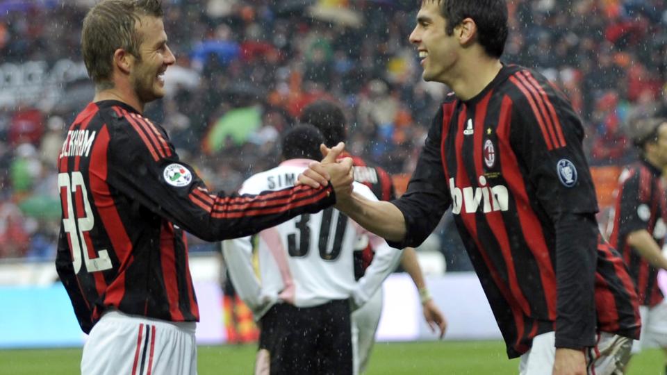 TRIVES I ITALIA: I Milan spiller David Beckham (33) med blant andre Kaka. Det har han tenkt � fortsette med, fra november. Foto: AP/Marco Vasini