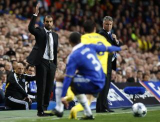 VIL IKKE STRAFFE DROGBA: Chelsea-manager Guus Hiddink fortsetter � forsvare egne spillere, og kan ikke tenke seg at Didier Drogba vil bli straffet av klubben.Foto: SCANPIX/AP/JON SUPER