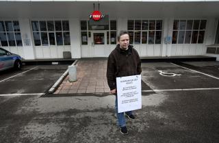 DESPERAT:  Etter � ha v�rt sykemeldt siden januar uten � f� sykepenger, stilte Stian seg opp med egenlaget plakat utenfor NAV Sagene i Oslo denne uken. Foto: Henning Lilleg�rd
