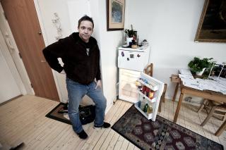 TOMT KJ�LESKAP: Det er stort sett bare ketchup og litt syltet�y som er spiselig i kj�peskapet til Stian. Foto: Henning Lilleg�rd