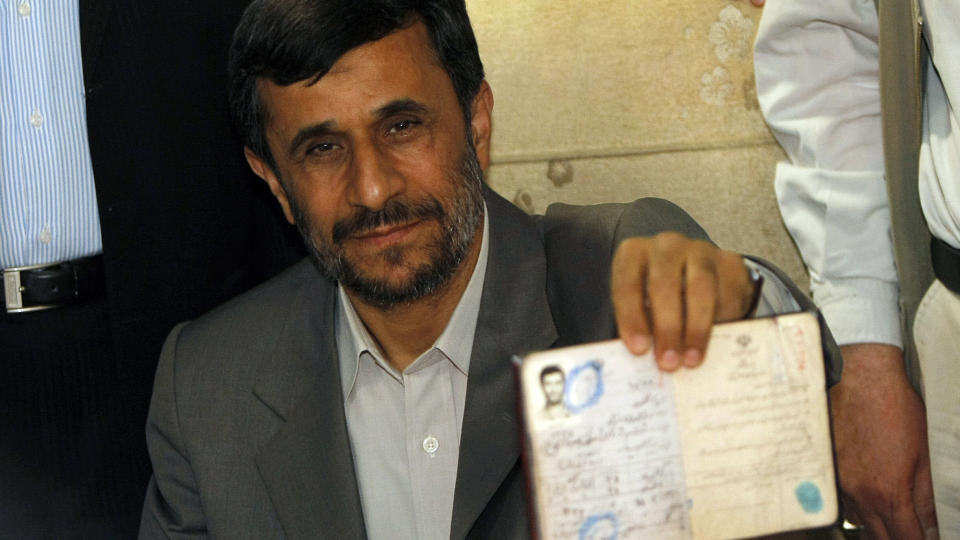 PROTESTER: Valgkommisjonen erkl�rte i natt at sittende president Mahmoud Ahmadinejad vant valget. Opposisjonen hevder valget er stj�let. AFP PHOTO/SCANPIX