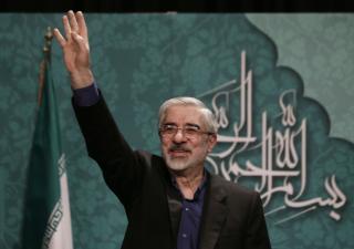 GODKJENT AV AYATOLLAHEN: Mirhossein Moussavi �nsker reformer, men vil bevare styresettet med en �ndelig leder. Han er enig med ayatollah Khamenei i det meste, og ville ikke f�tt stille som presidentkandidat om det var annerledes. Foto: REUTERS/Morteza Nikoubazl