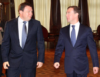 N�RT FORHOLD TIL KREML: Den russiske oligarken Mikhail Fridman, maktmannen i Alfagruppen, har et n�rt forhold til Kreml. Her representert ved president Dmitrij Medvedev. Foto:
 MIKHAIL KLIMENTYEV/AFP