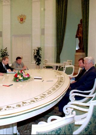 1997: Russlands president Boris Jeltsin  m�ter med landets fremste bankmenn, deriblant Mikhail Fridman (nr. to f.v.). Ogs� Mikhail Khodorkovskij, n� fengslet i Sibir, var p� m�tet. Foto: ITAR-TASS/ President's Press Service/AP