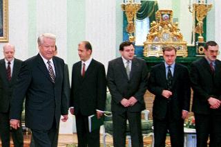 INN P� TEPPET: I 1998 ga Jeltsin beskjed om at de store forretningsmennene i landet m�tte gj�re mer for � hindre at utenlandske investorer tok pengene sine ut av landet. Fridman er nummer tre fra venstre. Nummer en er Khodorkovskij, som soner i Sibir. Foto: AP