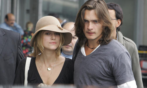 KJ�RESTER: Keira Knightly m�tte kj�resten Rupert Friend under innspillingen av Stolthet og fordom, da han spilte forf�reren Mr. Wickham. Foto: Stella