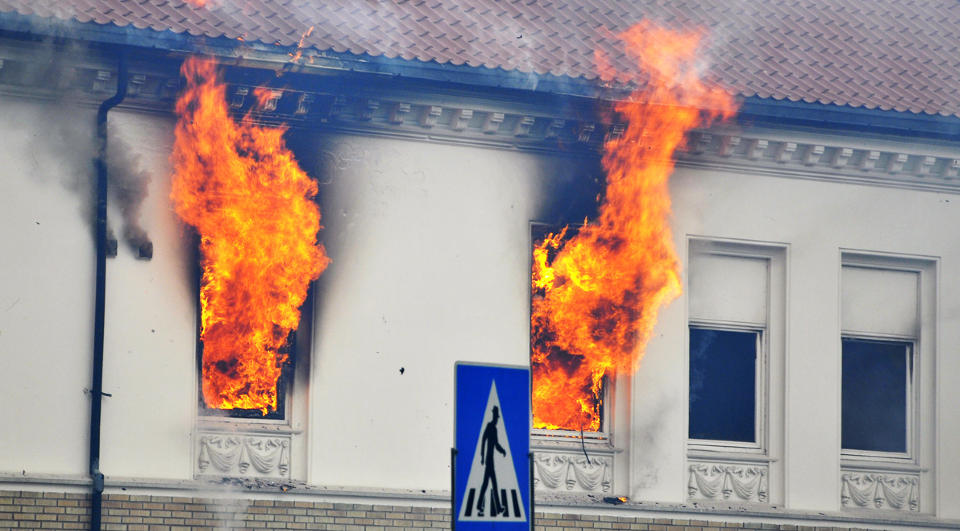FULL FYR: Ilden hadde godt tak i byg�rden i Halden sentrum. Foto: ANDERS HEIDE