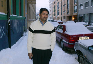 OPTIMIST: - Jeg er glad for offensiven mot Taliban, og tror de n� vil f� kontroll p� situasjonen, sier Aps Khalid Mahmood. Foto: SCANPIX