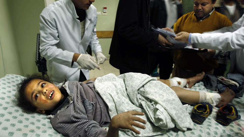 MANGE BARN: En skadd palestinsk jente f�r behandling ved Nasser-sykehuset. Det store antallet barn som ble drept og skadd under Gaza-krigen noe av det som overrasket granskerne mest. Foto: REUTERS/Ibraheem Abu Mustafa/SCANPIX