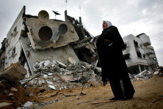 �DELEGGELSER: En palestinsk kvinne g�r forbi �delagte bygninger nord p� Gazastripen, dagen etter at den 22 dager lange israelske offensiven var over. Foto: REUTERS/Jerry Lampen/SCANPIX
