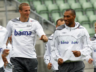 TIL VILLA? John Carew har ikke v�rt i tvil, spissen vil gjerne ha Brede Hangeland (t.v.) til Aston Villa. Foto: Lise �serud / SCANPIX