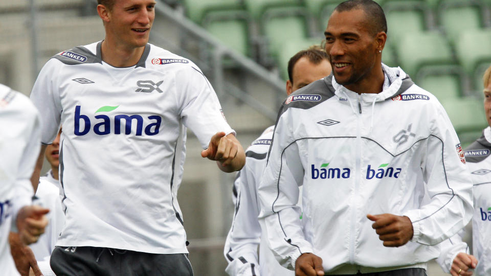 HANGELAND-FAN: John Carew er en stor beundrer av Brede Hangeland. Derfor h�per han Aston Villa-manager Martin O'Neill �pner sjekkheftet og henter landslagskapteinen til Birmingham i sommer. Foto: Lise �serud / SCANPIX