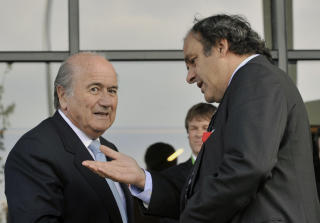 ETTERLYSER PROFESJONELLE DOMMERE: Fifa-president Sepp Blatter (t.v.) krever at noe m� gj�res for � heve niv�et p� dommerstanden. Her i samtale med Uefa-president Michel Platini.Foto: SCANPIX/AP Photo/Bela Szandelszky