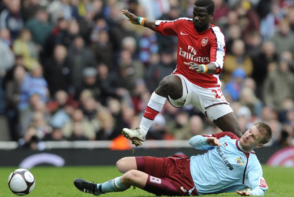 BETRODD: Christian Kalvenes (31) fornyet nylig kontrakten med Burnley og kjemper i dag om opprykk til Premier League. Her er han i duell med Arsenals Emmanuel Eboue fra en cupkamp tidligere i sesongen.Foto: SCANPIX/REUTERS/Toby Melville