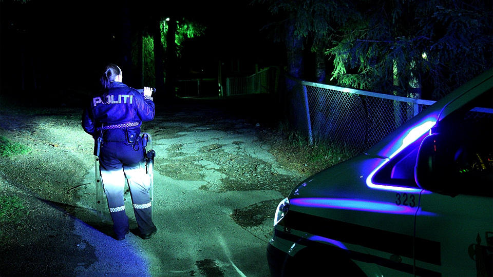 P� �STEDET: Politiet lette i natt etter mannen. Foto: Svein Gustav Wilhelmsen
