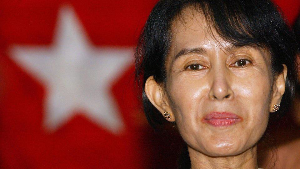 IKKE VED GOD HELSE:(FILES) Dette bildet av Aung San Suu Kyi er tatt i 2002. Hun skal n� v�re ved d�rlig helse. Foto: AFP/Scanpix