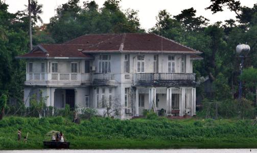 I HUSARREST: I dette huset er Aung San Suu Kyi. Foto: EPA/NYEIN CHAN NAING/Scanpix