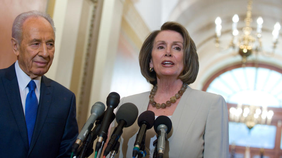 - VISSTE OM VANNTORTUREN: Nancy Pelosi, her fotografert sammen med Shimon Peres, president i Israel, er n� i sentrum av vanntortur-debatten. Foto: AFP/Saul LOEB/Scanpix