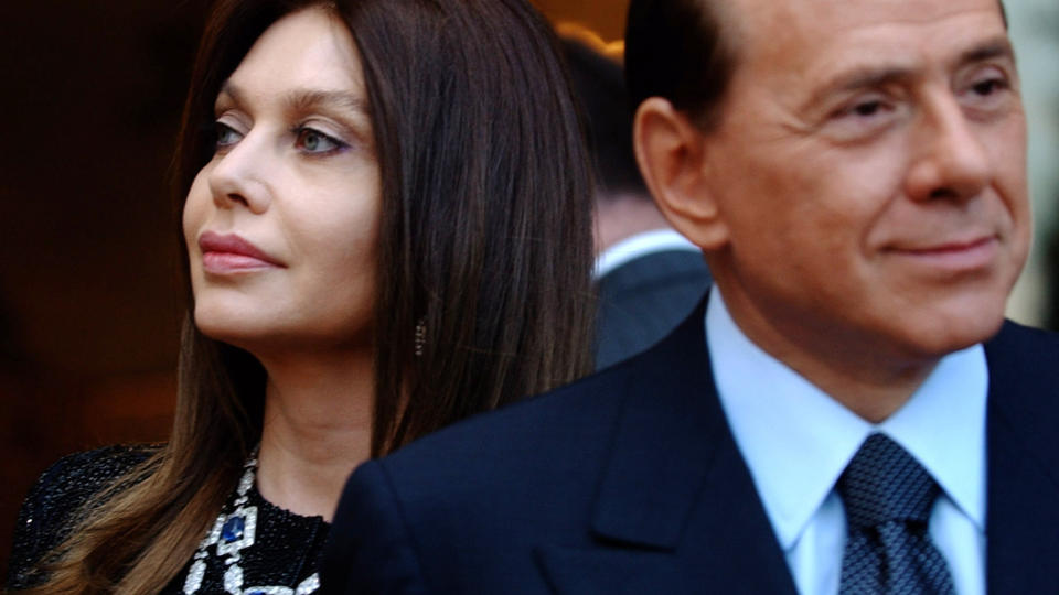 DYR SKILSMISSE: Italias statsminister Silvio Berlusconi (73) skal skilles fra sin kone Veronica Lario. Hun krever n� n�rmere 370 millioner kroner i �ret i bidrag fra ham, skriver avisa Corriere della Sera.Foto: AP/Susan Walsh