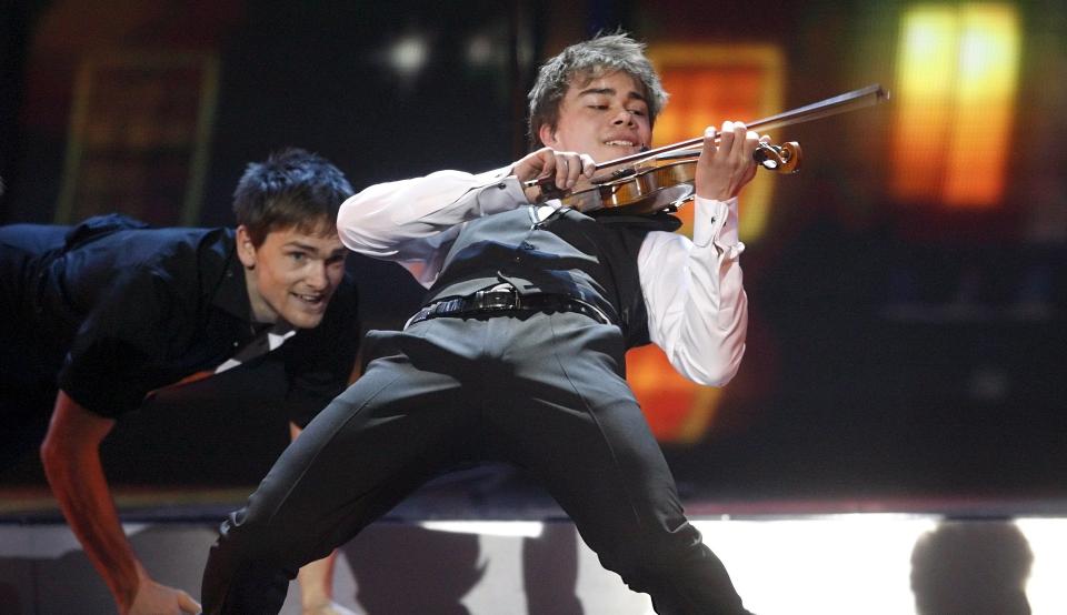 KJENDISSELSKAP P� FRITIDA: Alexander Rybak bruker mye tid p� pr�vene for tida. P� fritida henger han med kjendiser. Foto: SCANPIX/EPA/MAXIM SHIPENKOV