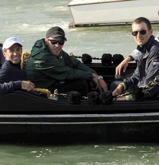 TILBAKE: Ivan Basso (h�yre) lader opp til Giro-start i gondol i Venezia, sammen med kollegene Gilberto Simoni og Lance Armstrong.  Foto: SCANPIX/EPA/MAURIZIO BRAMBATTI  .