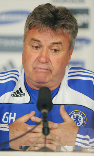 OVERREAKSJON: Chelsea-manager Guus Hiddink ber folk la Tom Henning �vreb� v�re i fred. Foto: SCANPIX/AFP/CARL DE SOUZA