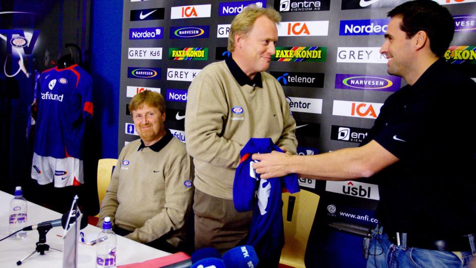FORSVINNER �N ETTER �N: Martin Andresen blir her �nsket velkommen til V�lerenga av Raymond Johansen og Jan Erik Aalbu. N� er begge borte. Foto: Kyrre Lien / SCANPIX