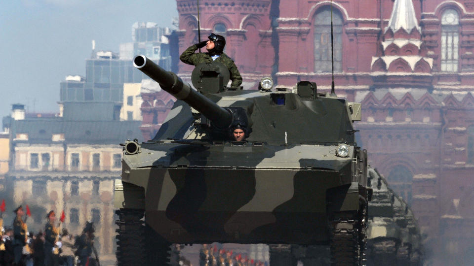 RULLER GJENNOM MOSKVA: En stor milit�rparade markerte 64-�rsdagen for Russlands seier over Tyskland under andre verdenskrig. Foto: DMITRY KOSTYUKOV/AFP
