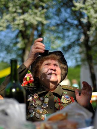 SK�LER: Veteran fra andre verdenskrig Maria Udalova (90) sk�ler med andre vetraner. Foto: Kirill Tulin/AP