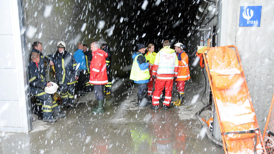 FAREFULLT REDNINGSARBEID: Store mannskaper er p� plass ved og i tunnelen - men m� v�re forsiktige i tilfelle nye ras. Foto: UNN HUSEVIK