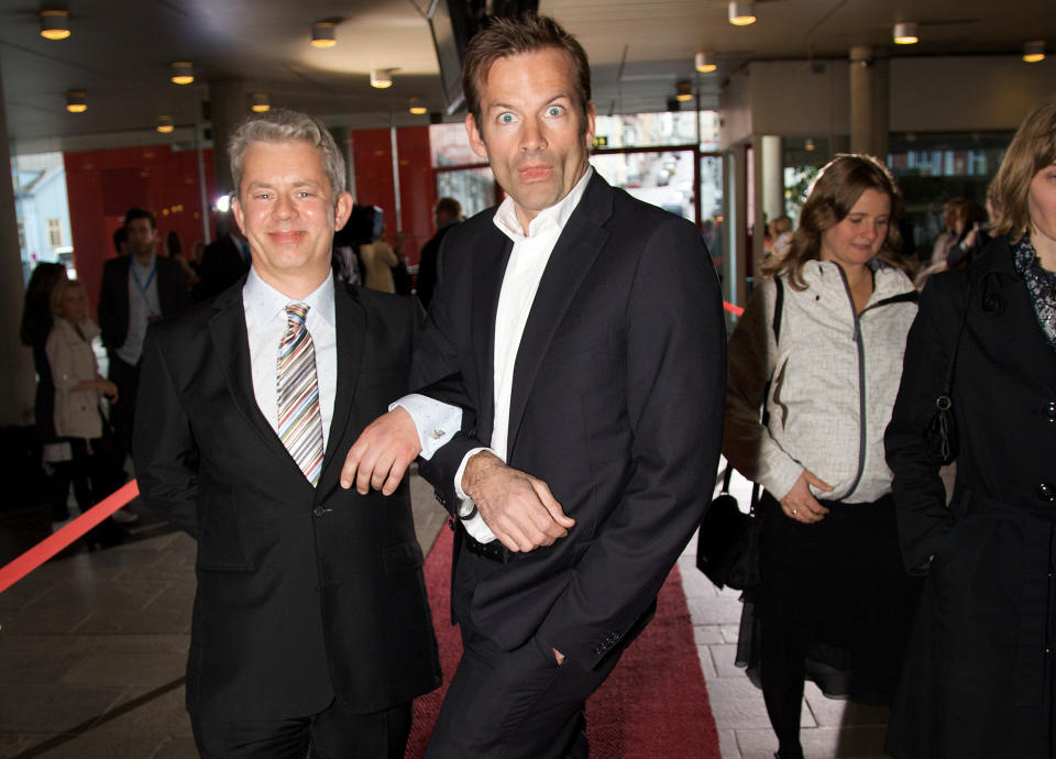 D�RLIGE TAPERE: Humoristene Jon Almaas og Knut N�rum erkjenner overfor Dagbladet at de er d�rligere tapere og satst p� � vinne. - Vi har 23 prosent sjanse for � ta prisen for beste humorprogram, ettersom vi er fire konkurrenter og vi har vunnet en del ganger tidligere, regner de ut. Foto: Eirik Urke/Dagbladet