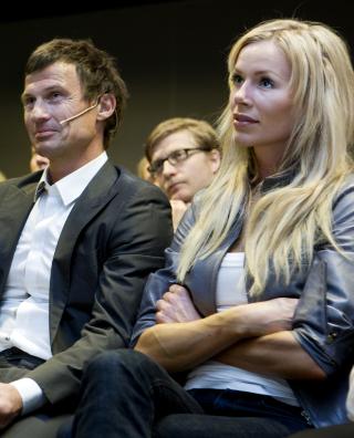 L�P MED GUNNHILD: Petter Stordalen vekslet stafettpinnen med forloveden Gunhild Melhus. Han innr�mmer at ikke alle l�perne var ansatte i Choice, men mener de var tilknyttet hotellkjeden.
Foto Berit Roald / SCANPIX