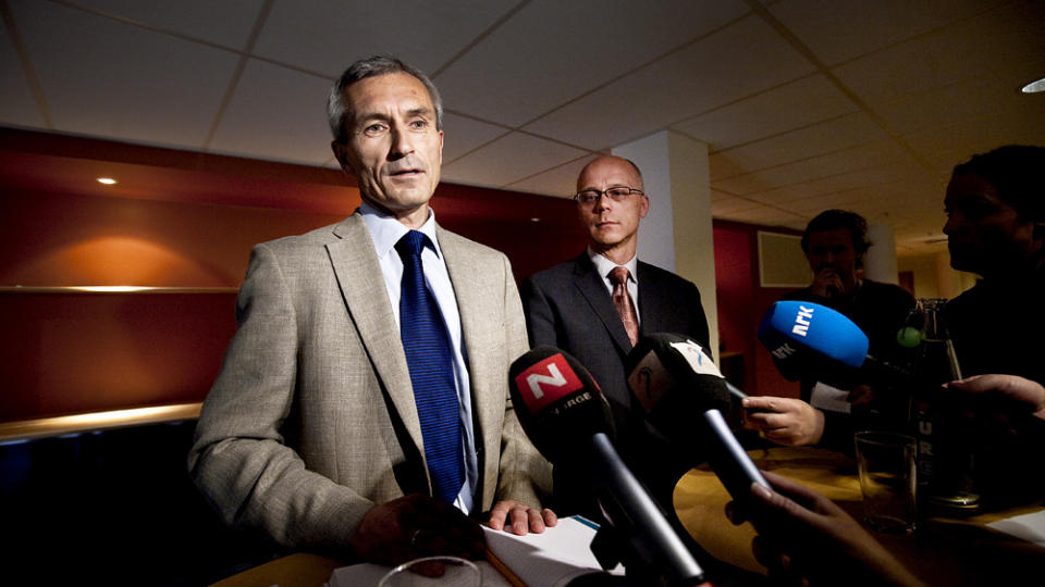 ORIENTERTE: Helsedirekt�r Bj�rn-Inge Larsen (t.v.) og FHI-overlege Bj�rn Iversen kunngjorde de norske sykdomstilfellene i kveld. Foto: HENNING LILLEG�RD