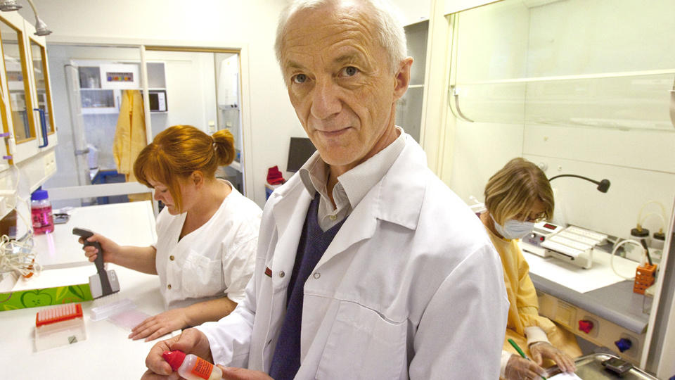 P� LABORATORIET: Daglig leder for Bionor Immuno, Birger S�rensen, f�r ikke s� mye tid p� laboratoriet som han kan �nske seg. I stedet m� master i molekul�rmedisin Cathrine Goberg Olsen og kjemiingeni�r Grete Stjernom ta seg av benkearbeidet. Foto: TORBJ�RN BERG/DAGBLADET