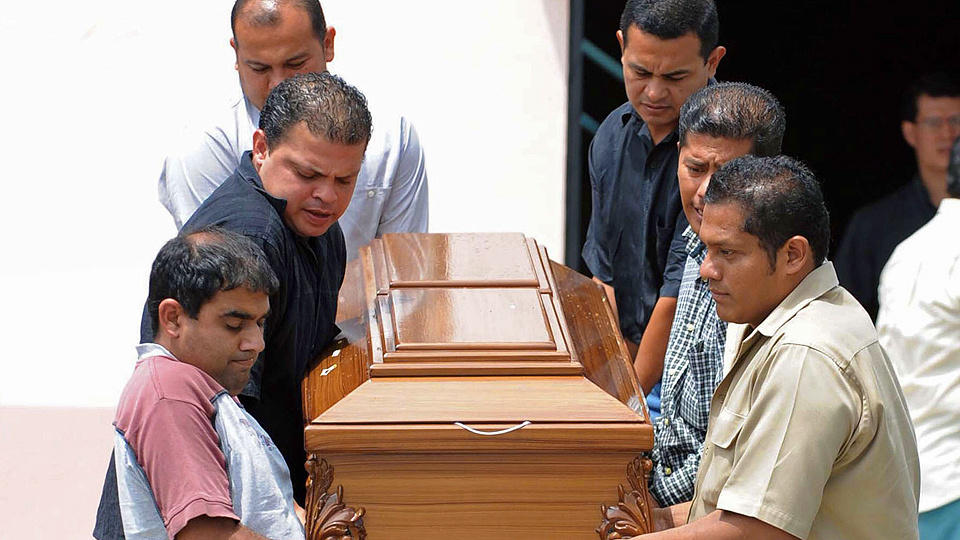 HADDE SVEKKET HELSE: Slektninger av Manuel de Jesus Arevalo Ramirez b�rer den 53 �r gamle mannens kiste utenfor kirka l�rdag. Foto: STR/AFP/SCANPIX